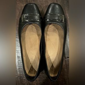 Clark’s Women’s Leather Buckle Black Flat Shoes. Size 7.5.